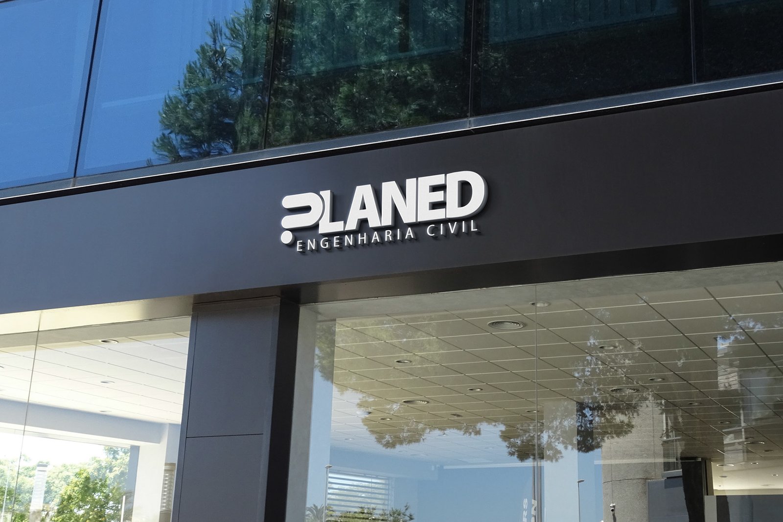 Aplicação da identidade Planed na fachada